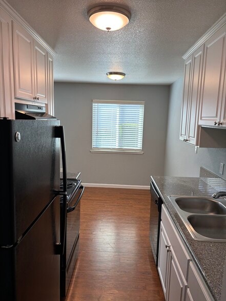 Building Photo - Heatherwood Apartments