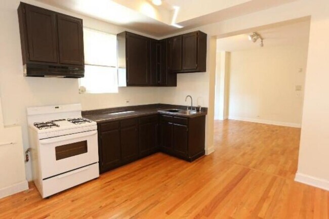 Building Photo - 3 bedroom in Chicago IL 60642