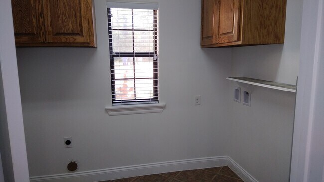 Building Photo - 3656 Belview Rd