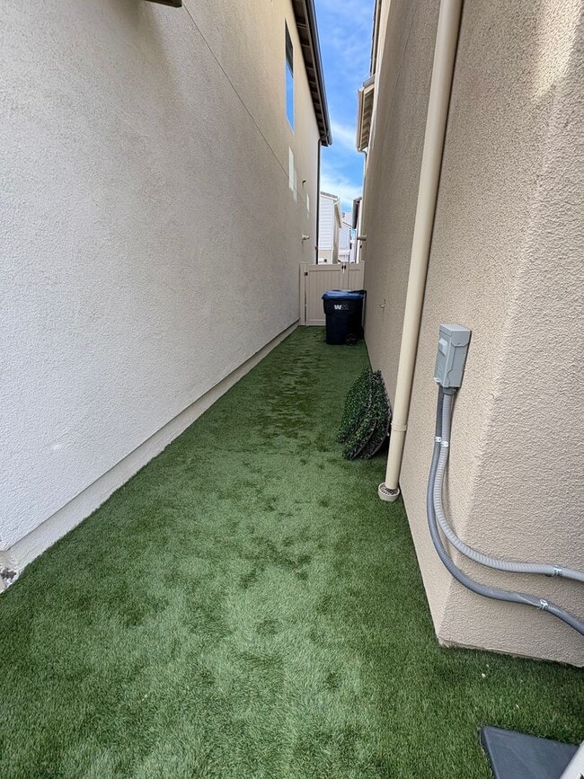 Building Photo - Beautiful Home Bedford Community!