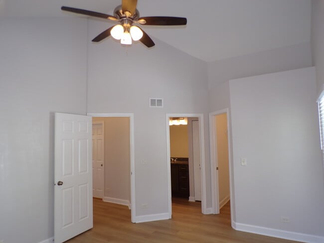 Building Photo - 891 Essex Cir