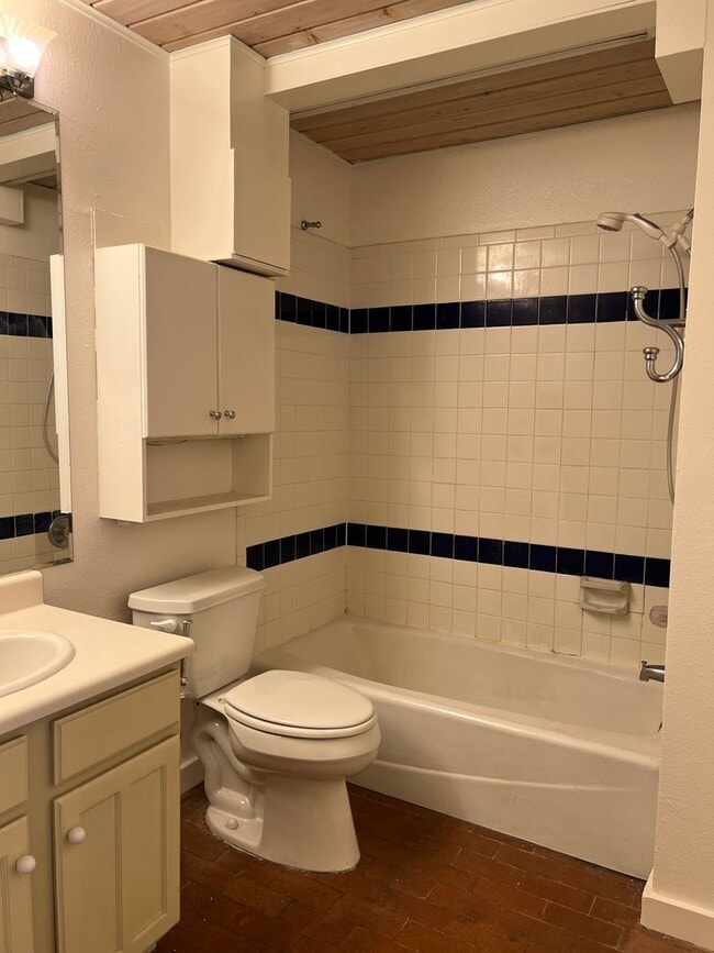 Building Photo - Sweet Townhome Next to Rail Yard