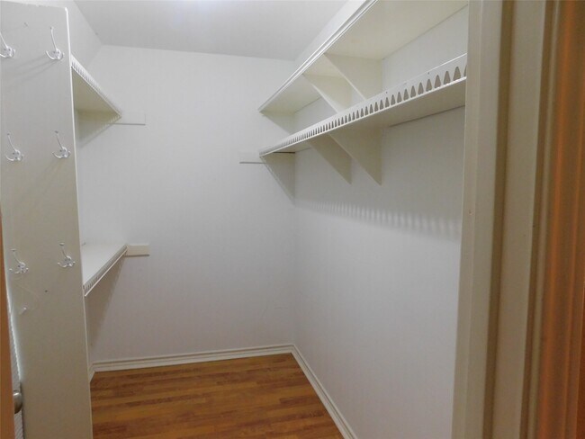 Building Photo - 472 N Post Oak Ln