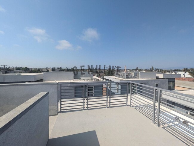 Building Photo - 3Bd 2.5Ba Townhouse w/Rooftop Deck