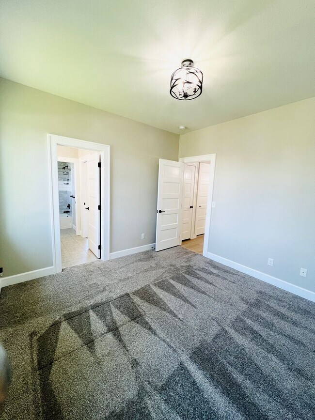 Building Photo - Luxury Rental