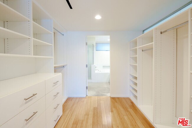 Building Photo - 1220 N Orange Grove Ave