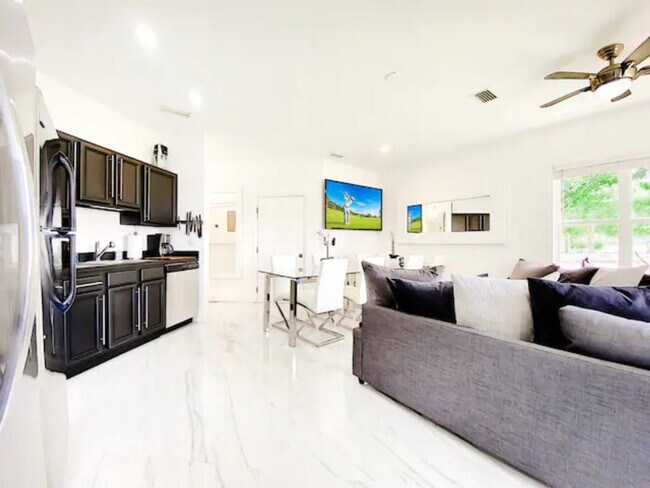 Building Photo - 1916 Perfect Dr