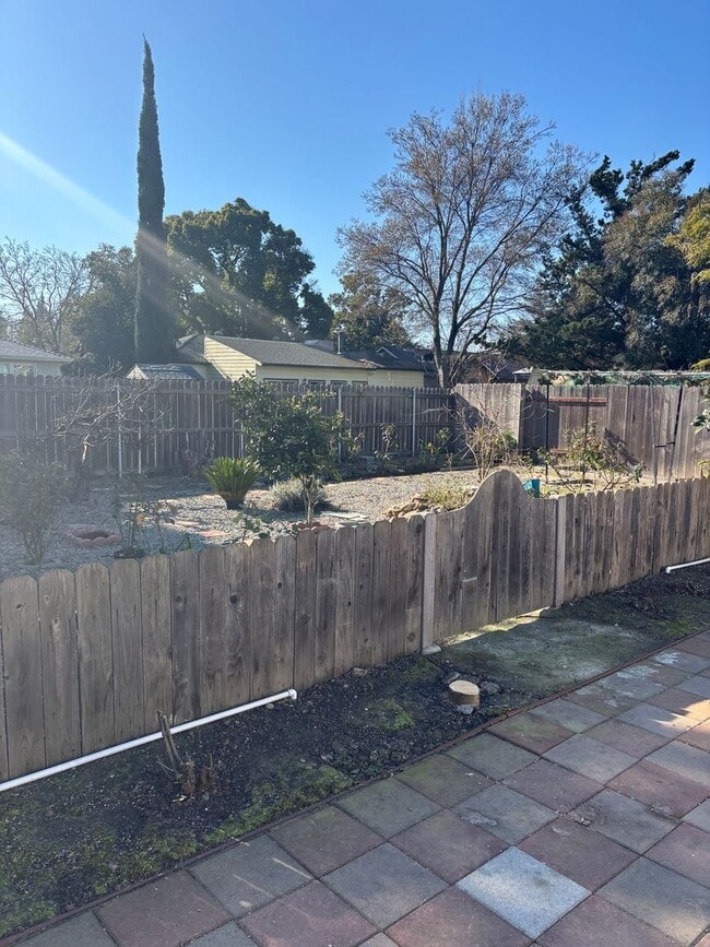 Building Photo - 2 BR 1 BA house with Bonus Room in Yuba City  AVAILABLE NOW!