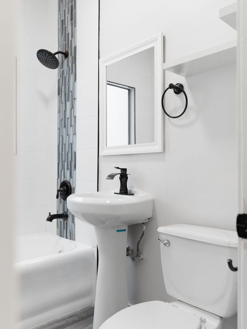 Building Photo - 608 W 6th St