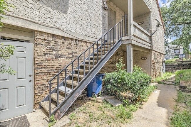Building Photo - 6044 Stoneybrook Dr