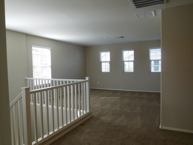 Building Photo - Naturally Well-Lit 4 bed/3 bath Single-Fam...