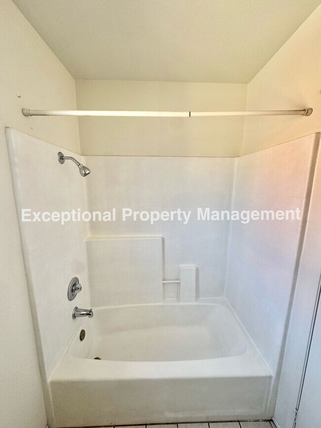 Building Photo - Ready to move in 3 bed 3 bath home!