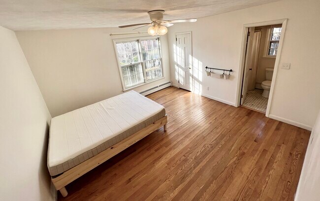 Building Photo - 250 Edgewood Dr