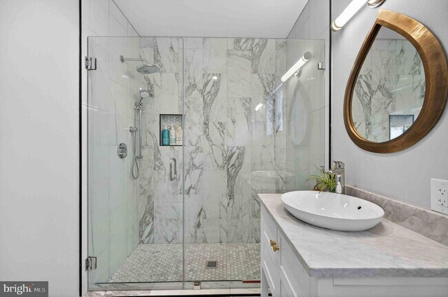 Building Photo - 911 S Oak St