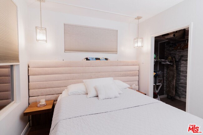 Building Photo - 1245 Wilcox Ave