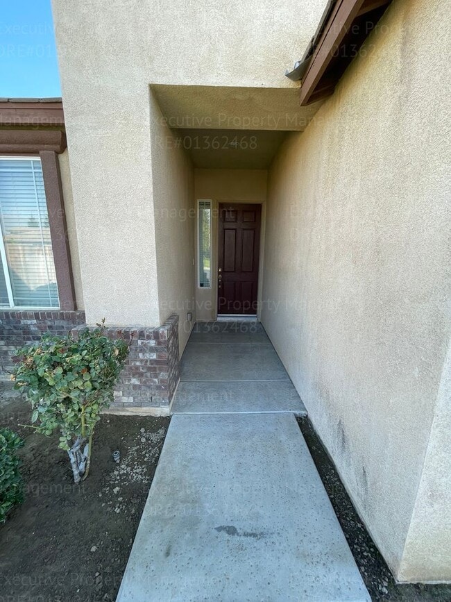 Building Photo - 4 bedrooms/ 2 bathrooms, with a patio.