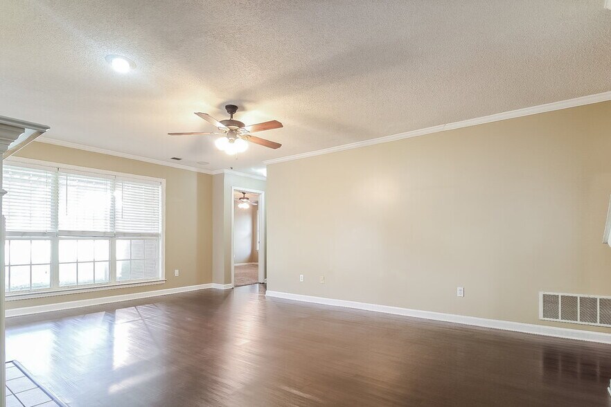 Building Photo - 455 Timber Way S