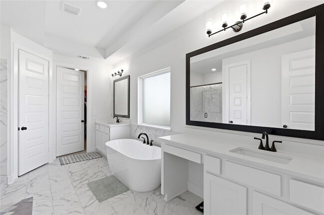 Building Photo - 396 Hollister Dr
