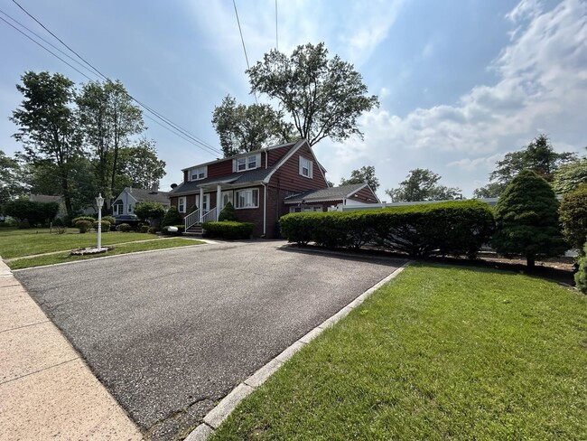 Primary Photo - 84 N Vivyen St