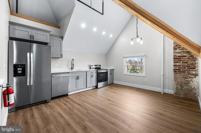 Building Photo - 320 W King St