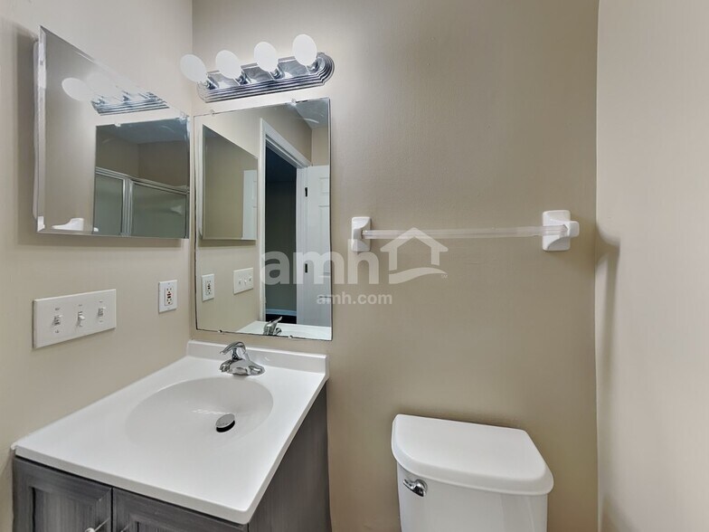 Building Photo - 2855 Southfield Village Dr