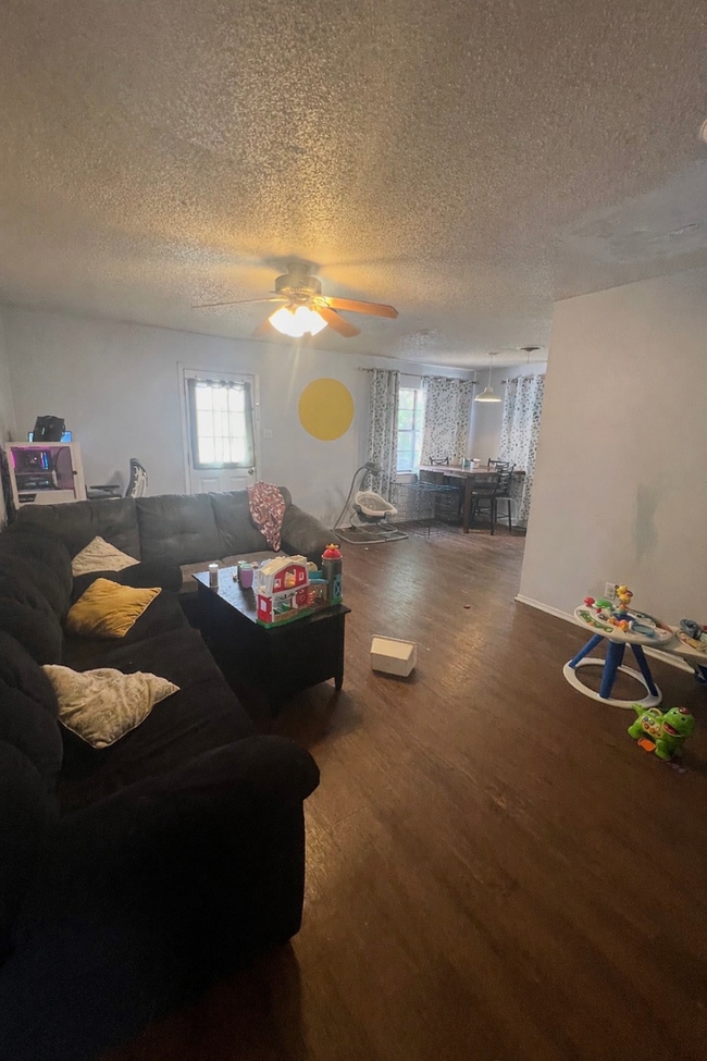 Building Photo - Southside Home Near Park