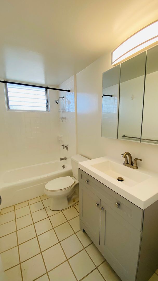 Building Photo - Newly renovated 2bedroom unit in metro Hon...