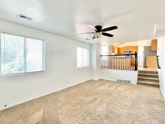Building Photo - Lovely Sandy Home in Well Kept Neighborhood!