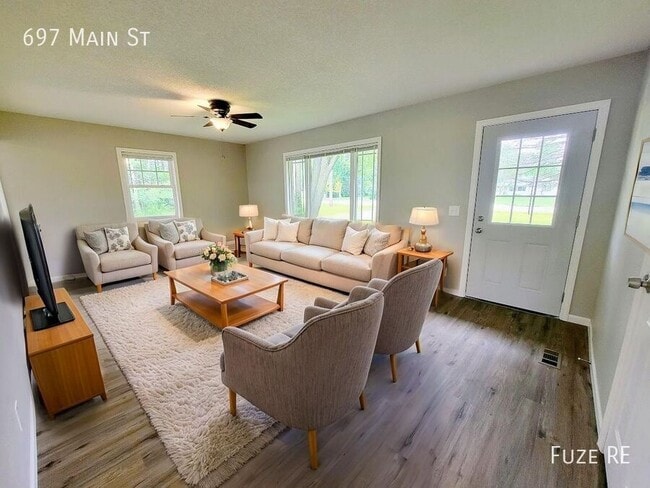 Building Photo - 697 Main St