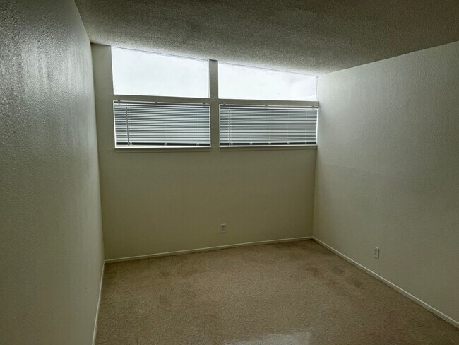 Building Photo - 3328 Seneca Dr