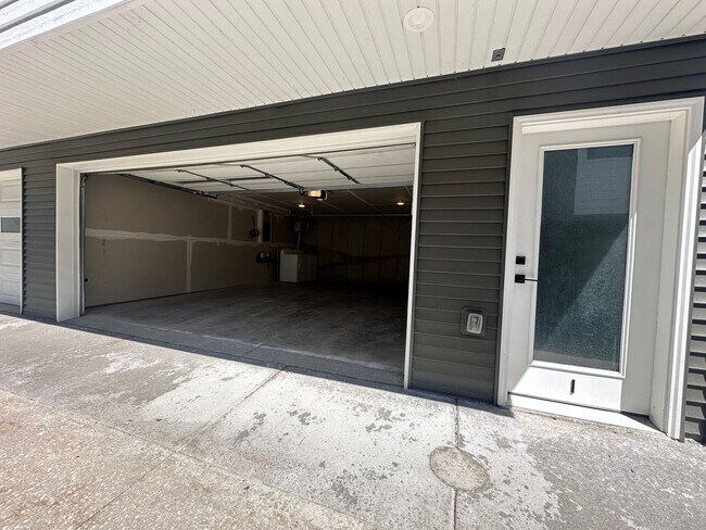 Building Photo - 3046 Anderberg Dr