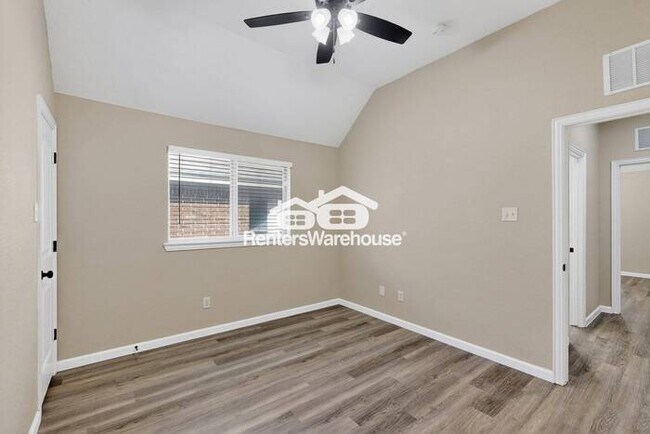 Building Photo - Great Location and Fully Refreshed Move In...