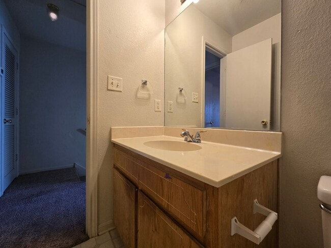 Building Photo - HUD / SECTION 8 ACCEPTED & READY FOR MOVE IN!