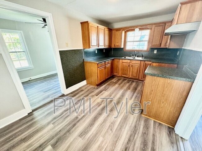 Building Photo - 313 S Boon Ave
