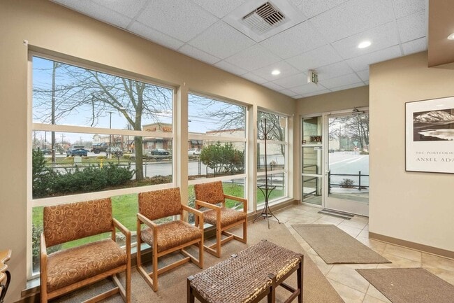 Building Photo - 107 E Holland Ave