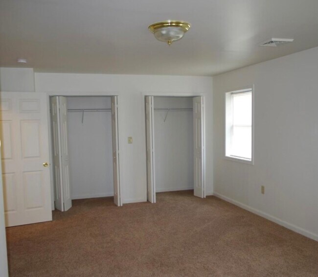 Building Photo - Briar Manor apartments