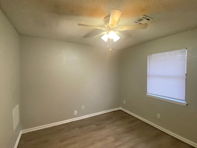 Building Photo - 3 bedroom 2 bath