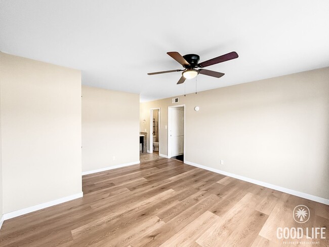 Building Photo - Beautiful 2BD/2BA w/ Reserved Parking and A/C in College Area!