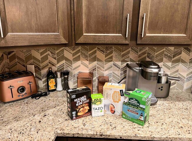 Building Photo - Eastside area for  Short or Long Term Rental(Completely Furnished) Beautiful 4 bed/2.5 baths