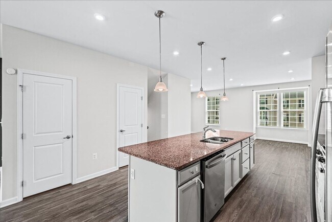 Building Photo - Elegant Townhome Close to I-95 and Downtow...