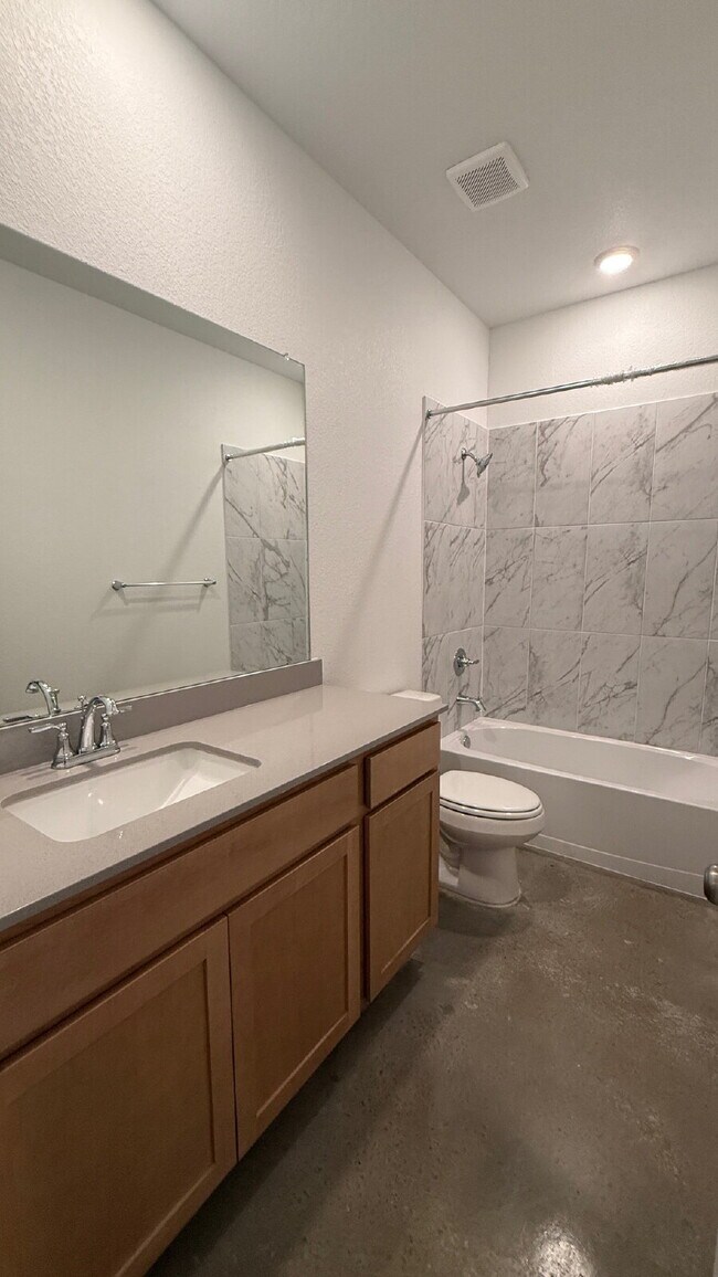 Building Photo - MOVE-IN SPECIAL: January rent FREE if moved in before February 1.