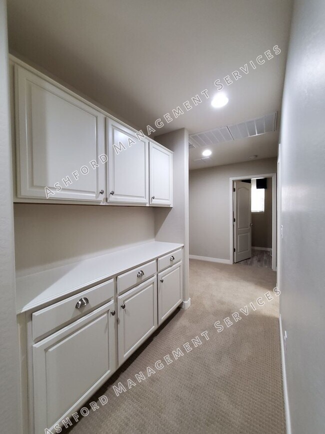 Building Photo - **Move-In Special** Spacious 5-Bedroom Ran...