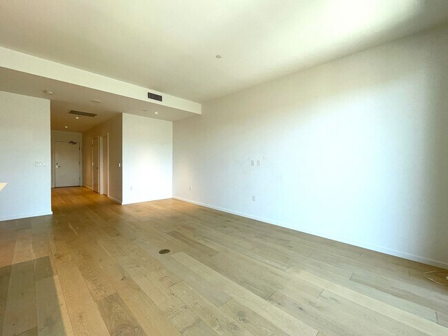 Building Photo - Spacious Vista Pearl Condo with Bonus Den, Stunning Views and Fabulous Amenities