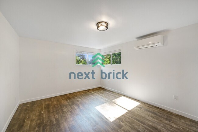 Building Photo - Charming Shoreline Home on a Spacious Lot | A/C & EV Charger | Near Light Rail