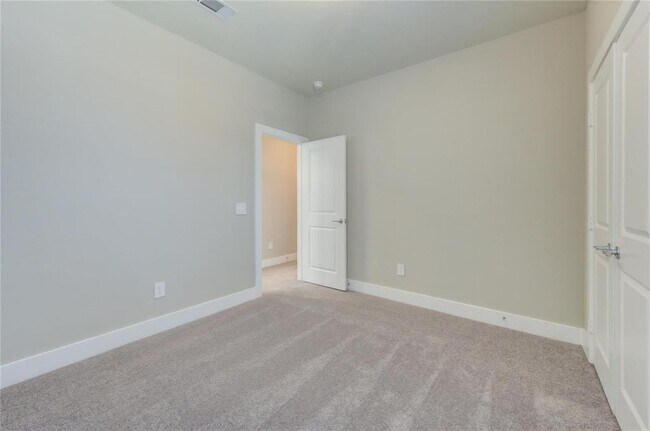 Building Photo - 1709 Summerlyn Ter Dr