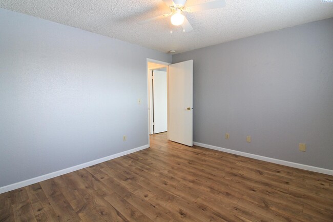 Building Photo - 2 Bed/1 bath Unit in Kennewick 4-Plex