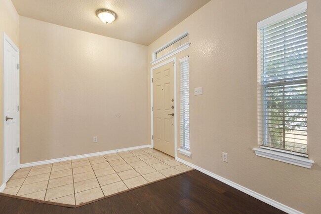 Building Photo - Charming Home Awaits: Spacious & Modern Li...