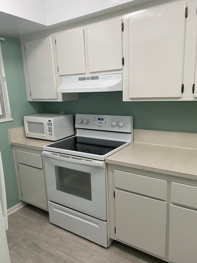 Building Photo - 610 Windrush Bay Dr