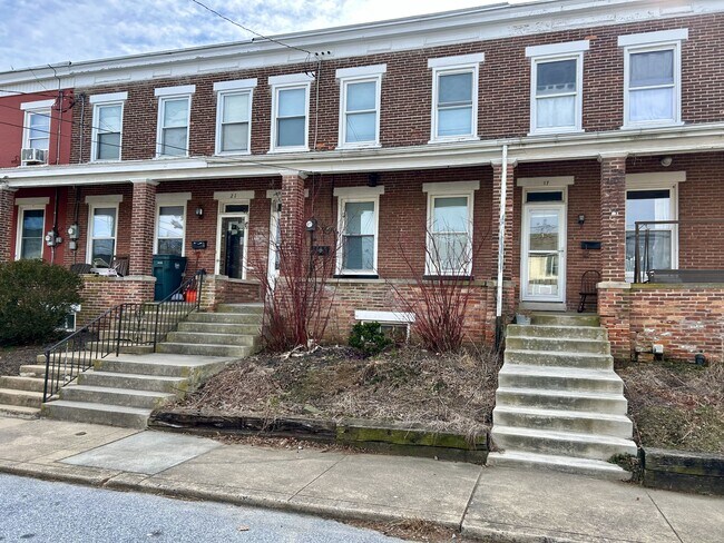 Building Photo - 19 E 3rd St