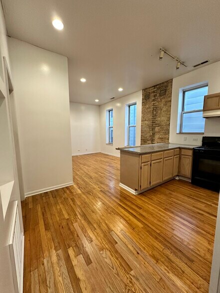 Building Photo - 1102 N Ashland Ave